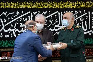 فرمانده کل سپاه از تلاش های دکتر زالی تقدیر کرد
