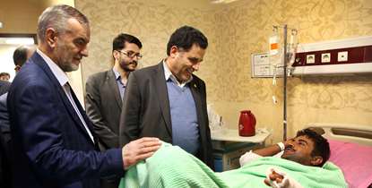 عیادت رییس دانشگاه از مجروحان حادثه تروریستی سامرا در بیمارستان لقمان