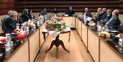 نشست هم اندیشی اساتید پیشکسوت دانشکده پزشکی/ اخلاق طبابت را بیاموزید تا حکیمی با حکمت شوید