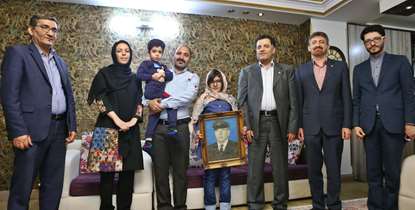 رئیس و مسئولین دانشگاه با خانواده شهید جهانگیرگلستان دیدار کردند
