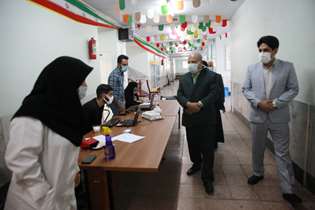 بازدید دکتر زالی از روند واکسیناسیون ضربتی دانش اموزان تهرانی در دومين روز اجرای این طرح