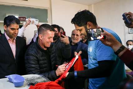 عیادت سرمربی پرسپولیس از بیمارستان بستری در بیمارستان طالقانی