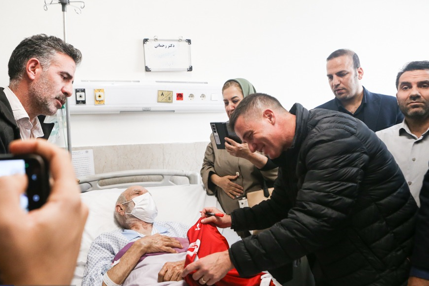 سرمربی پرسپولیس در بیمارستان طالقانی؛ دیداری صمیمانه با بیماران